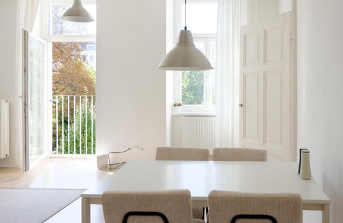 Margareten Apartment | MINIMALISTIC STUDIO NEAR NASCHMARKT
