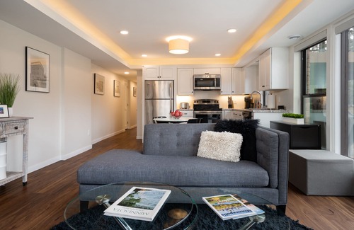 Golden Valley House | MINNeSTAY* Bassett Creek Retreat |