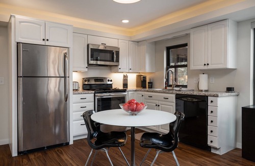 Golden Valley House | MINNeSTAY* Bassett Creek Retreat |