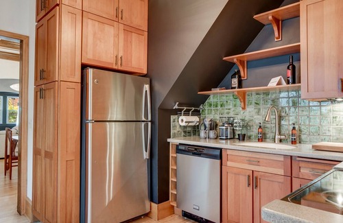 Kingfield House | MINNeSTAY* Lyndale Bungalow | Lakes | Downtown