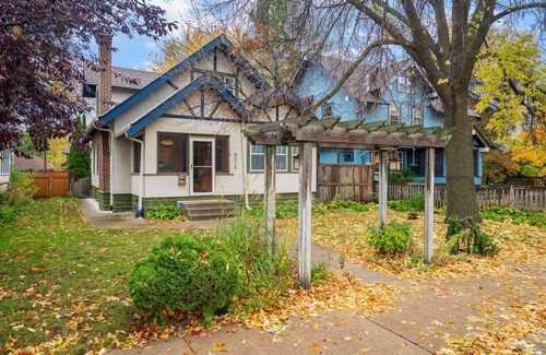 Kingfield House | MINNeSTAY* Lyndale Bungalow | Lakes | Downtown