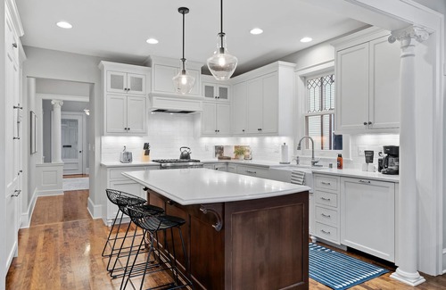 Kenwood House | MINNeSTAY* Sapphire Estate | Luxury | Cedar Lake