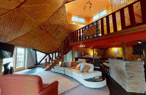 Center City House | MINNESTAY * Square Bed ~ Round House | Private Beach, Lakefront, Unique Stay