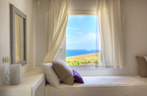 Parasporos Villa | Minois Grand Villa (4 adults & 2 children)