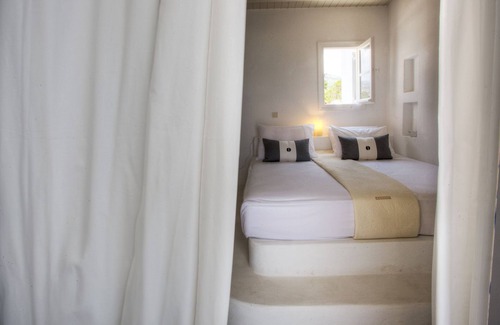 Parasporos Villa | Minois Grand Villa (4 adults & 2 children)