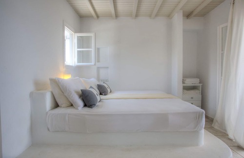 Parasporos Villa | Minois Grand Villa (4 adults & 2 children)
