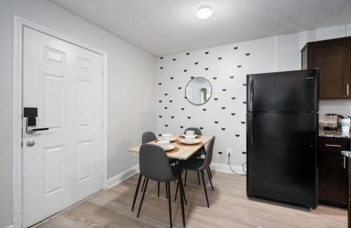 Hyde Park Apartment | Mins 2 Dwntown - Private Retreat - King Bed