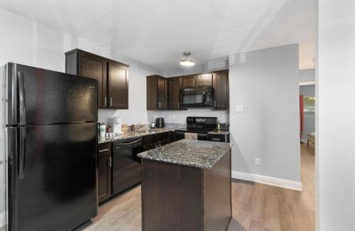 Hyde Park Apartment | Mins 2 Dwntown - Private Retreat - King Bed