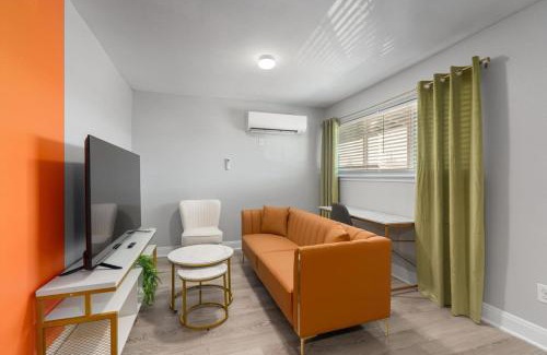 Hyde Park Apartment | Mins 2 Dwntown - Private Retreat - King Bed