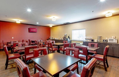 Council Bluffs Hotel | Mins From Dining & Shopping! Kitchenette. On-site Pool, FREE Parking!