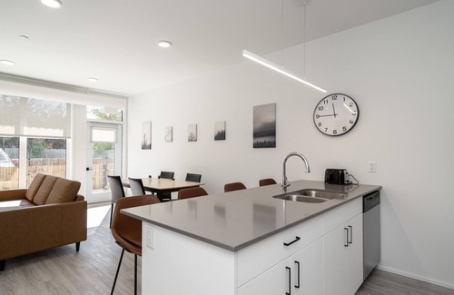 Birds Hill Condo | Mins from DT + Luxury 1 Bed (104+1755)