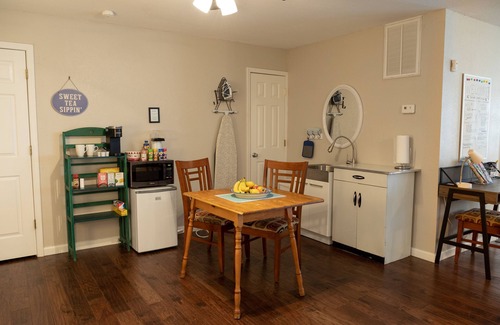 West Asheville Estates Apartment | Mins to Asheville. Studio w/Fire pit. Pet Friendly, Washer and Dryer