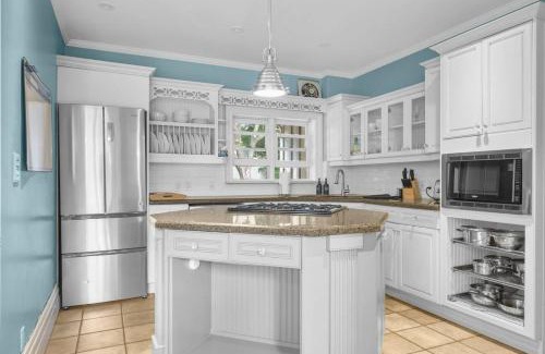 Cobourg House | Mins to Beach Downtown 5BR w Pool Patio and BBQ