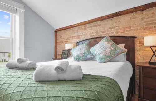 Cobourg House | Mins to Beach Downtown 5BR w Pool Patio and BBQ