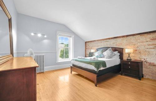 Cobourg House | Mins to Beach Downtown 5BR w Pool Patio and BBQ