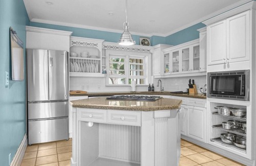 Cobourg House | Mins to Beach | Downtown 5BR w/Pool, Patio & BBQ