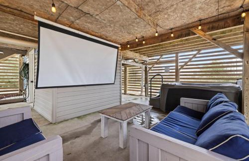 Nags Head House | Mins to Beach Hot Tub Outdoor Projector BBQ Grill