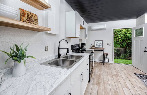 Tarpon Springs House | Mins to Beach/Private Studio House w/Yard/Walk to downtown/Free parking