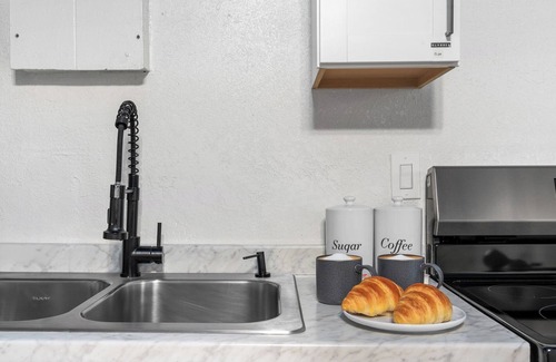 Tarpon Springs House | Mins to Beach/Private Studio House w/Yard/Walk to downtown/Free parking