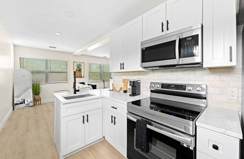 Briny Breezes Apartment | Mins to beach! Recently Remodeled + Putting Green