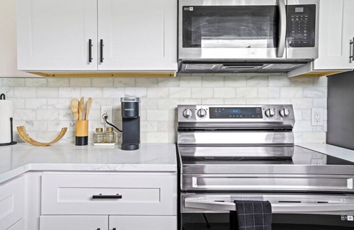 Briny Breezes Apartment | Mins to beach! Recently Remodeled + Putting Green