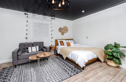 Tarpon Springs House | Mins to Beach - Studio Home- Walk to Downtown - Free Parking