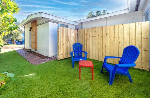 Tarpon Springs House | Mins to Beach - Studio Home- Walk to Downtown - Free Parking