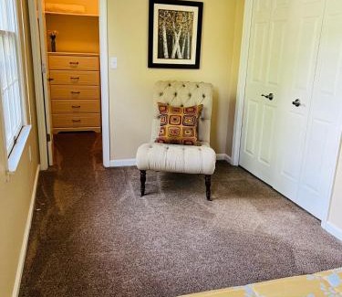 Quincy Apartment | Mins to Blessing Hospital, Miss River, Country Club