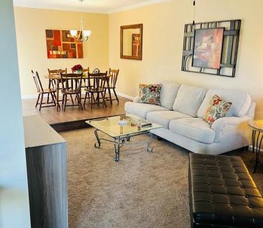 Quincy Apartment | Mins to Blessing Hospital, Miss River, Country Club