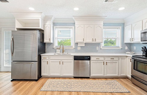 Shoreline Park House | Mins to Casino & Beach~Waterfront~FirePit~GolfCart