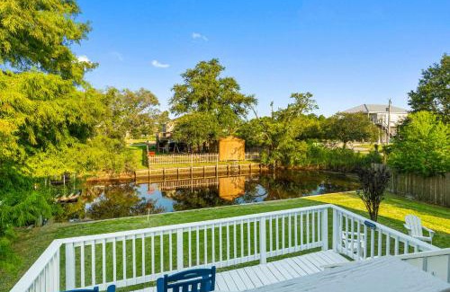Shoreline Park House | Mins to Casino & Beach Fire Pit Large Yard Decks