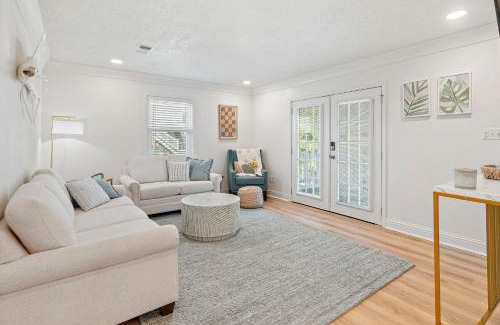 Shoreline Park House | Mins to Casino & Beach Fire Pit Large Yard Decks