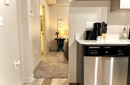 Midtown Apartment | ~Mins to DMC/ Perfect for Monthly stays!