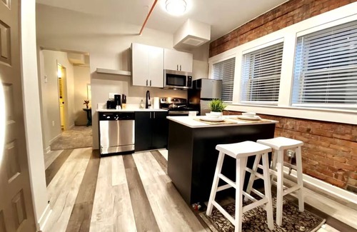 Midtown Apartment | ~Mins to DMC/ Perfect for Monthly stays!