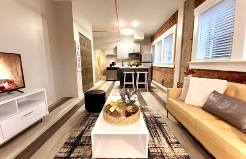 Midtown Apartment | ~Mins to DMC/ Perfect for Monthly stays!