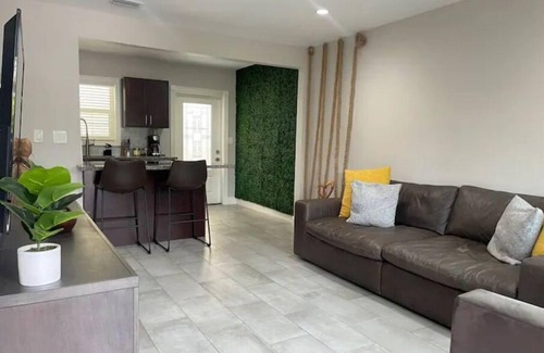 Downtown Fort Lauderdale House | Mins to downtown/airport, backyard & free parking