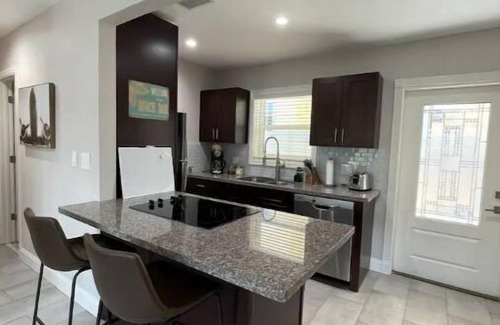 Downtown Fort Lauderdale House | Mins to downtown/airport, backyard & free parking