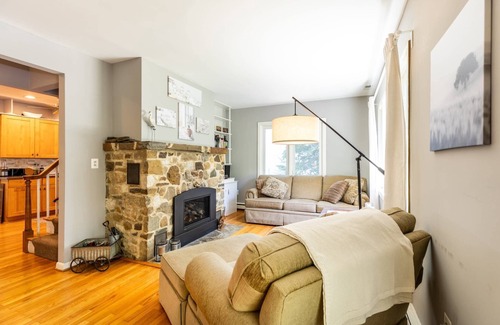 Annapolis House | Mins to Downtown in Waterfront community at Pet-friendly Pinecrest Bungalow