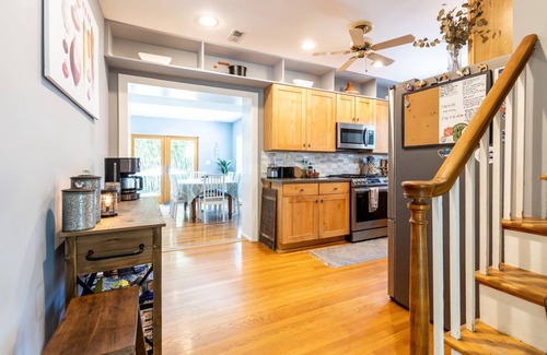 Annapolis House | Mins to Downtown in Waterfront community at Pet-friendly Pinecrest Bungalow