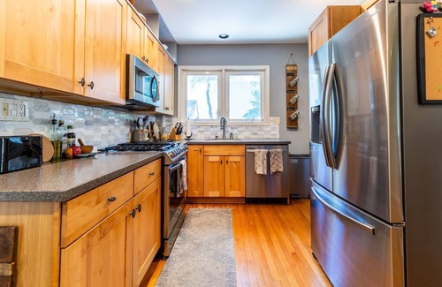 Annapolis House | Mins to Downtown in Waterfront community at Pet-friendly Pinecrest Bungalow