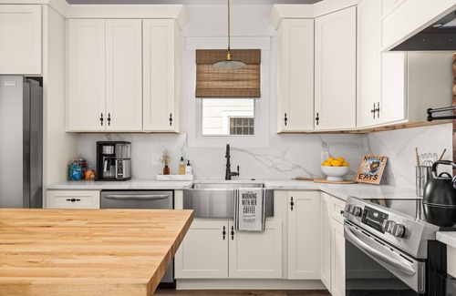 Maxwell House | Mins to Downtown Nashville | Walk to Dining, Bars | Single Level | King Beds