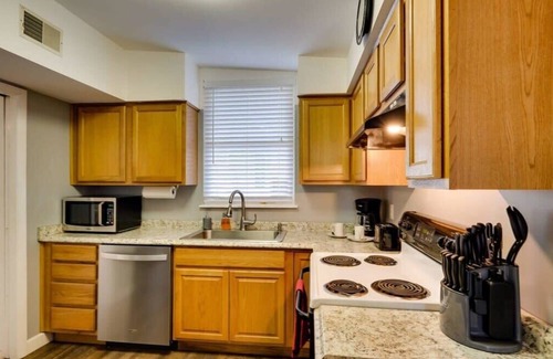 Savannah House | Mins To Downtown! Ping-Pong&Pets - Halcyon Hangout