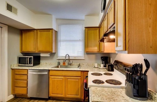 Savannah House | Mins To Downtown! Ping-Pong&Pets - Halcyon Hangout