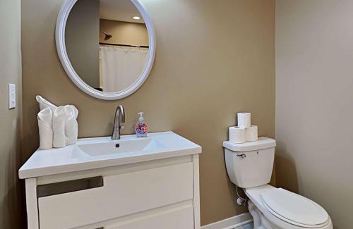 Indianapolis House | Mins to Downtown & Raceway Rookwood Retreat 1 & 2