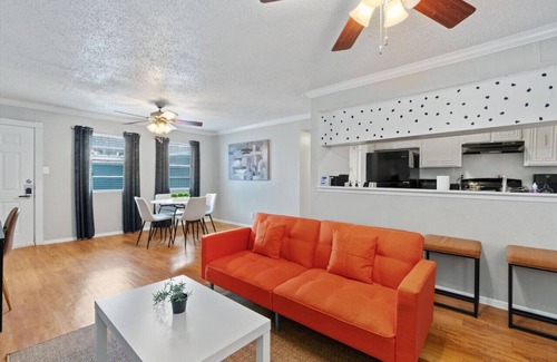 Brentwood Apartment | Mins to Downtown ~ Stunning Austin Haven ~ Pool