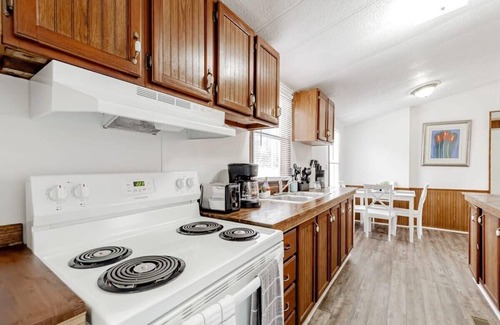 West Columbia House | Mins to Downtown & Working Desk - Gamecock Roost