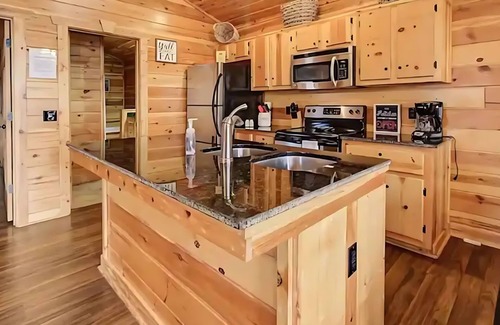White Oak Lodge Cabin | Mins to DT Gatlinburg | Hot Tub | Community Pool