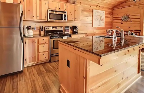 White Oak Lodge Cabin | Mins to DT Gatlinburg | Hot Tub | Community Pool