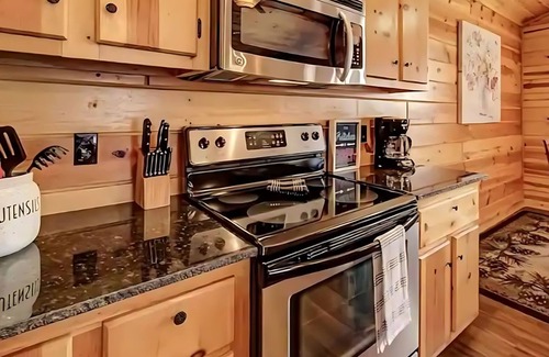 White Oak Lodge Cabin | Mins to DT Gatlinburg | Hot Tub | Community Pool