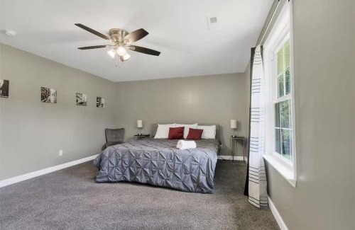 Huntsville Apartment | Mins to Oakwood U! American Retreat
